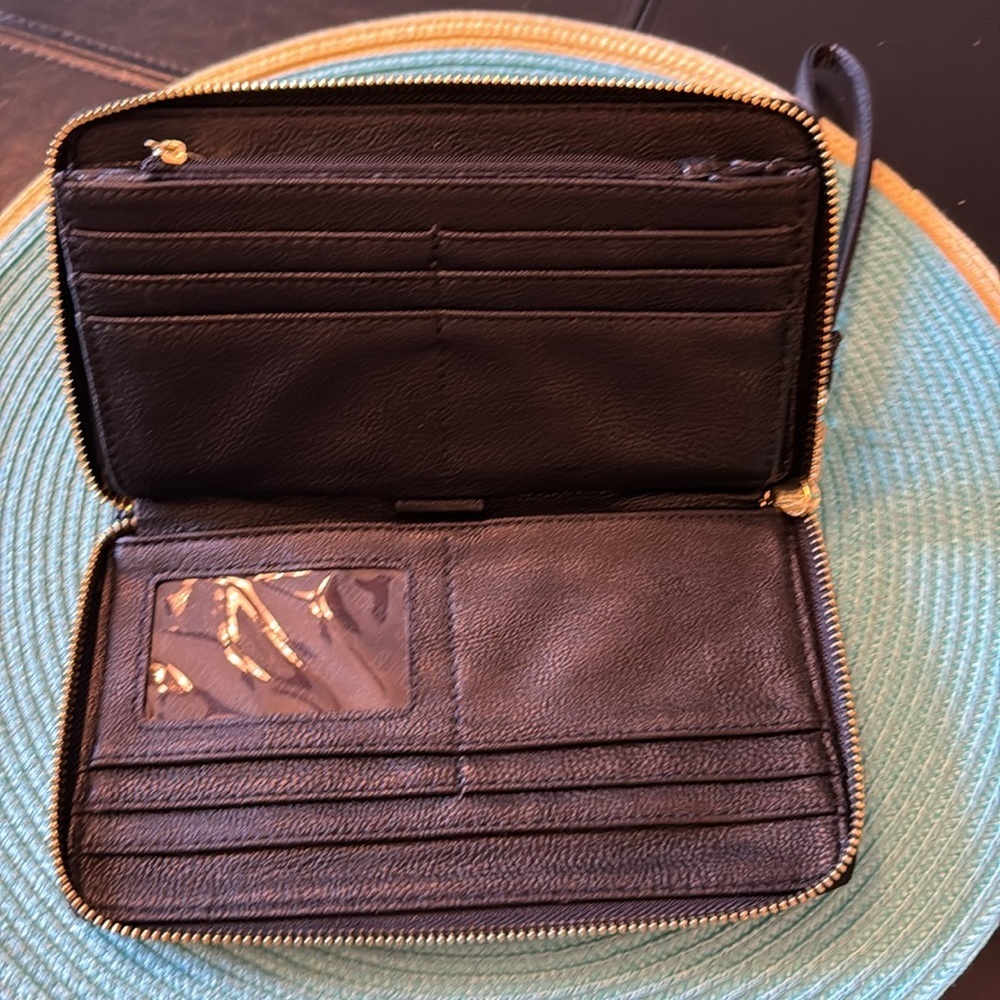 NWOT Gorgeous Steve Madden BZIPPY Black /Gold Zip All Around Wallet Wristlet - Picture 3 of 5